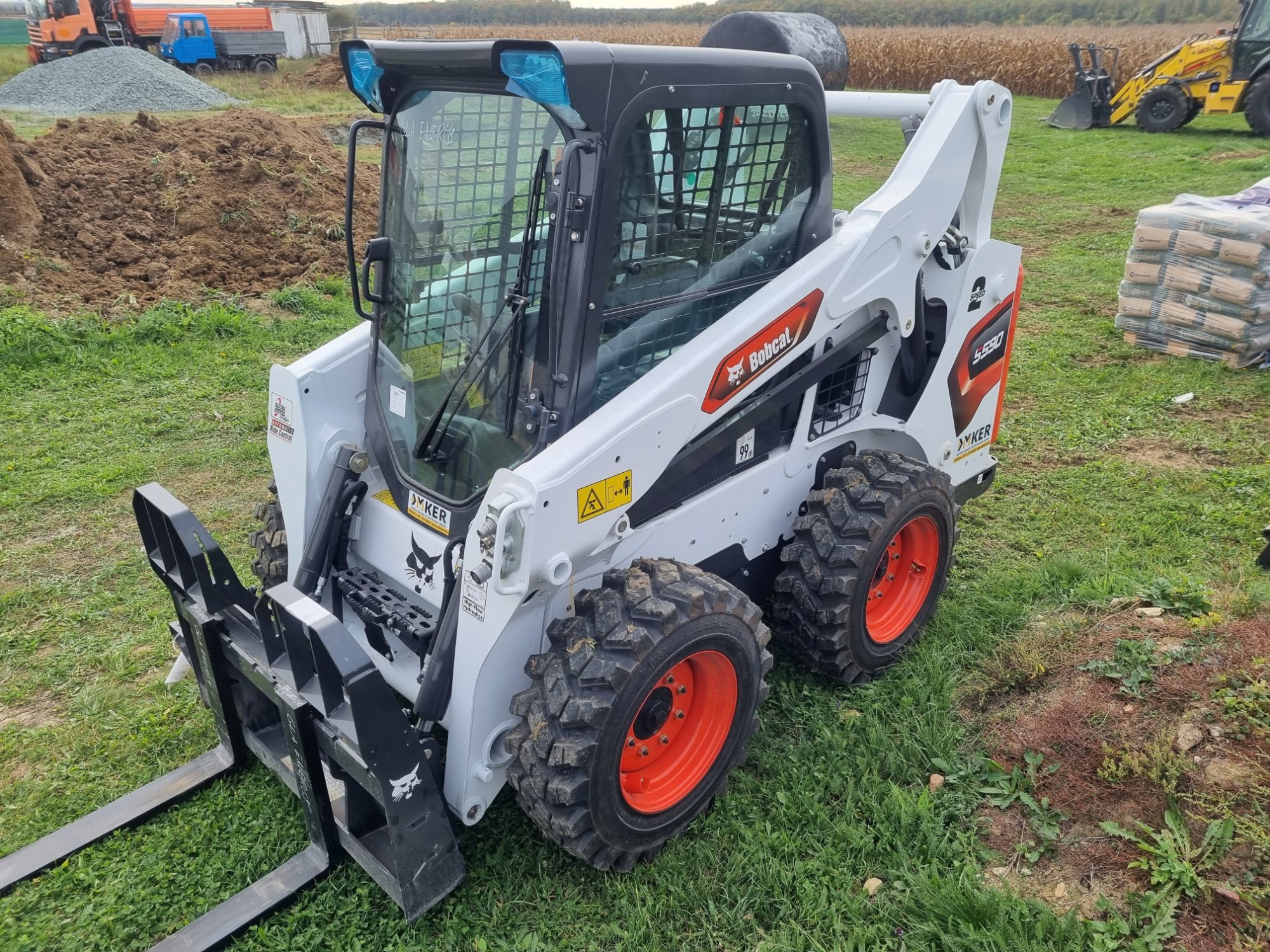 Bobcat S590 kompaktrakodógép raklapvillával az építési területen