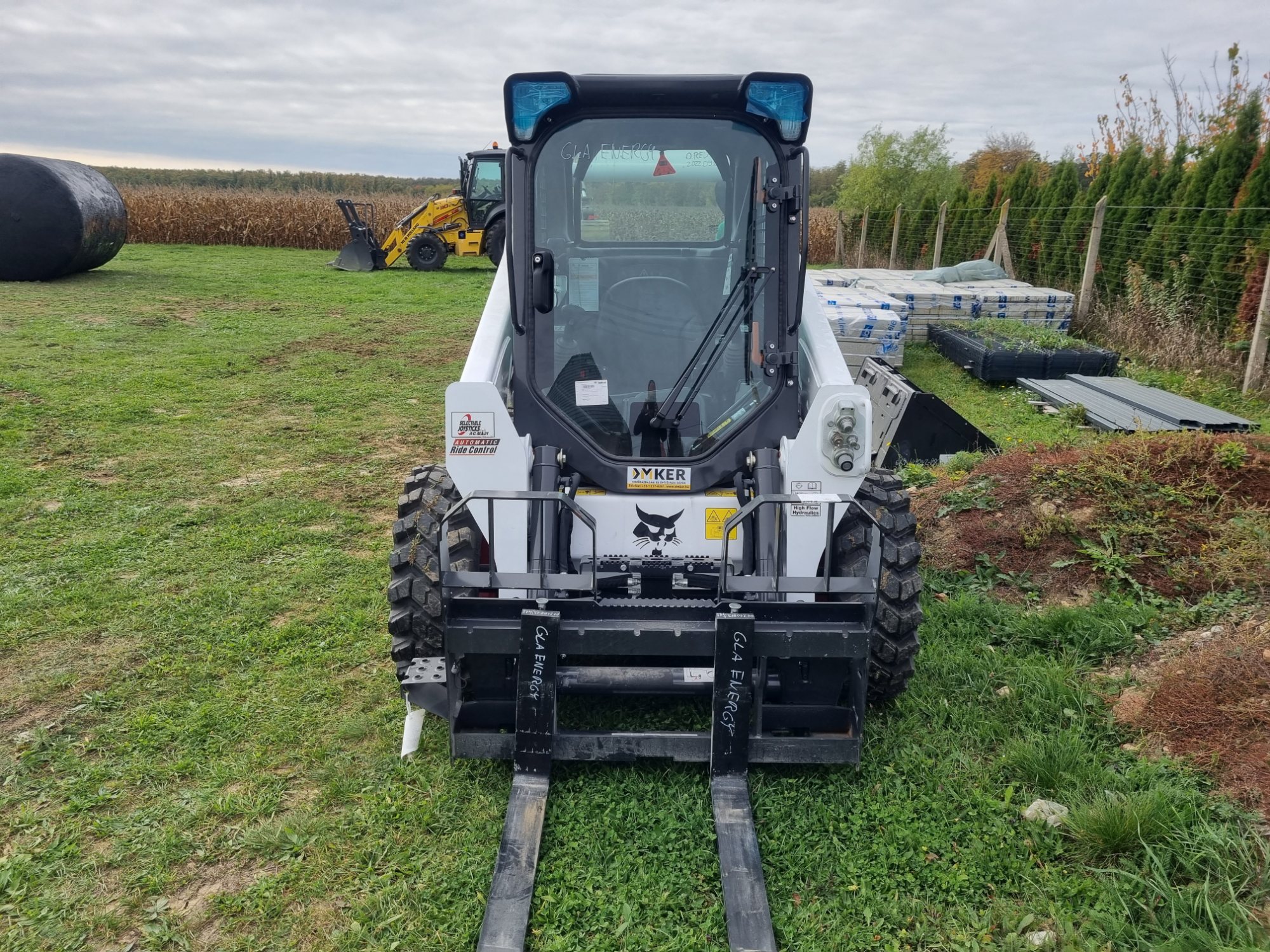 Bobcat S590 kompaktrakodógép raklapvillával, elölnézetből